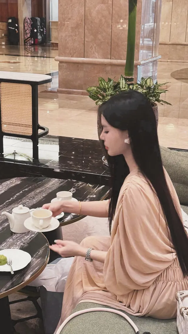 Đầm Sương màu Be, ngồi thư thái