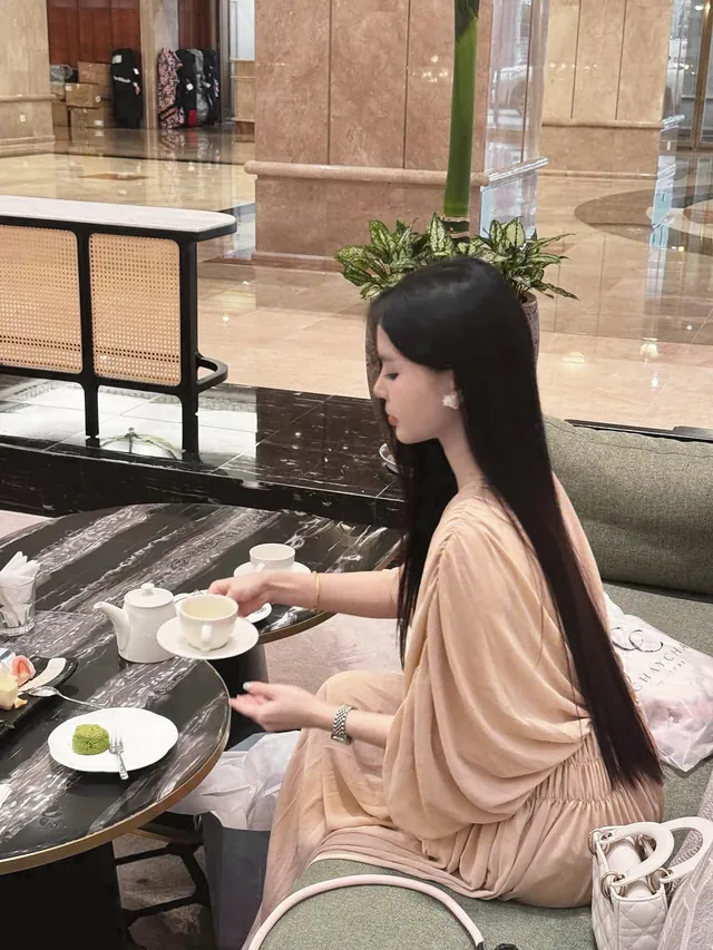 Đầm Sương màu Be khi uống trà